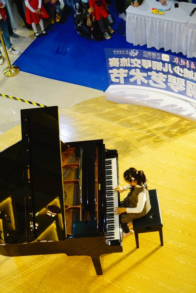 美莲广场的the one智能钢琴教室选送了50余位小琴童,组团参与本场比赛