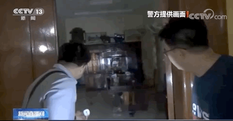 △在境外一犯罪窝点，警方冲进窝点将嫌疑人控制，7位受害人最终获救。