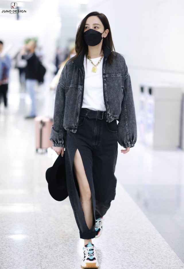39岁郑希怡现身机场,穿个性"一刀切"牛仔裤,171身高气场足