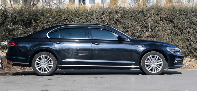 大众辉昂,车长5074mm,搭载3.0t引擎