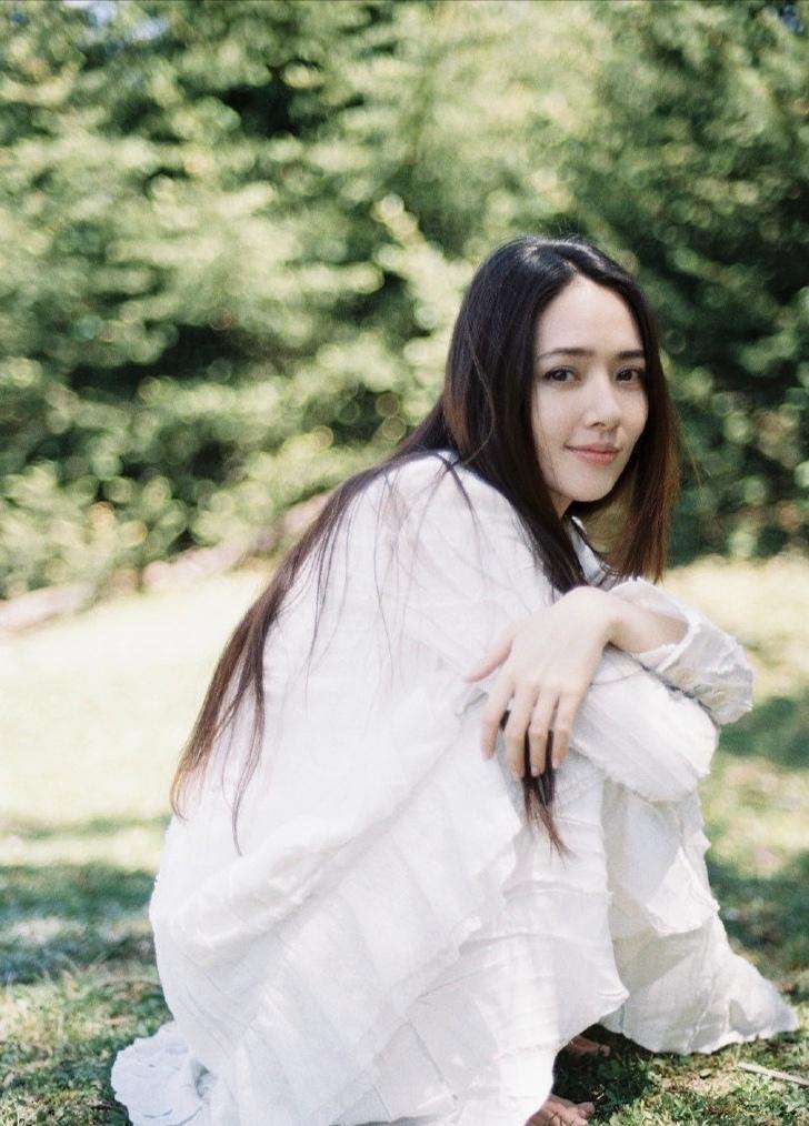 森女系还是得看郭碧婷黑长直加白衣清纯初恋感好动人