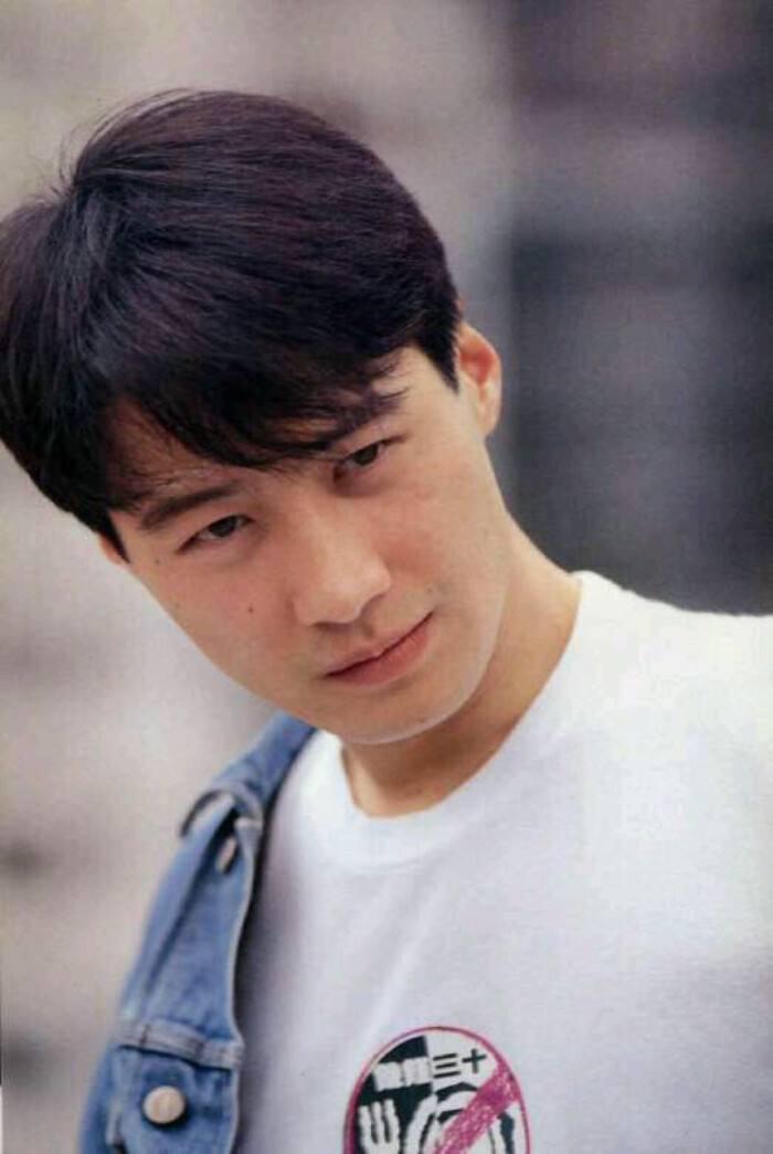 20岁时黎明背着家人参加选秀比赛,并取得前三的好成绩,从此进入了娱乐