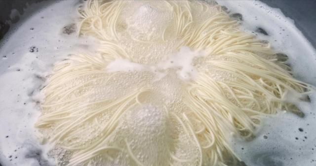 煮面条不要水开下锅30年面馆师傅教我秘诀3步煮筋道又爽滑