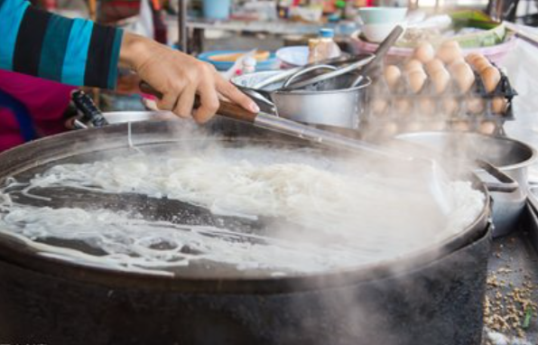 煮面条,水开下面是外行!面馆老板教你1招,爽滑筋道,不粘不坨