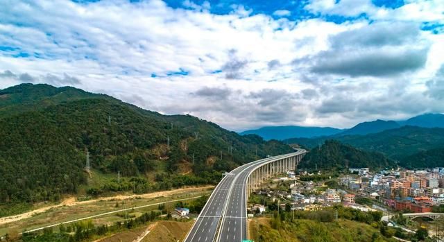 广东有条高速将准备扩建8车道,司机们很高兴,不用再担心堵车了