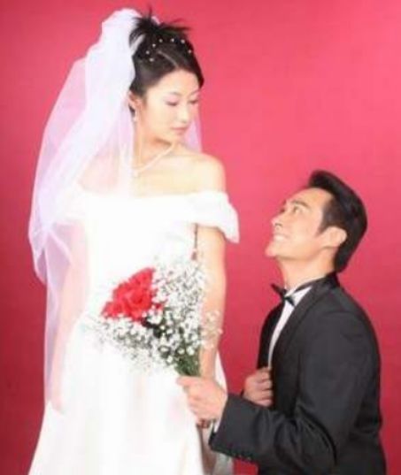 与大10岁影帝丈夫一见钟情的她,结婚18年从不下厨,被宠成公主|王丽萍