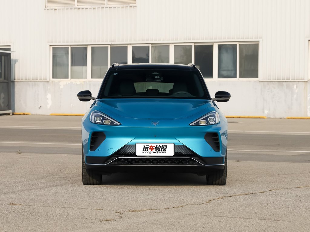 新生代的对决：零跑C11对比ARCFOX αT