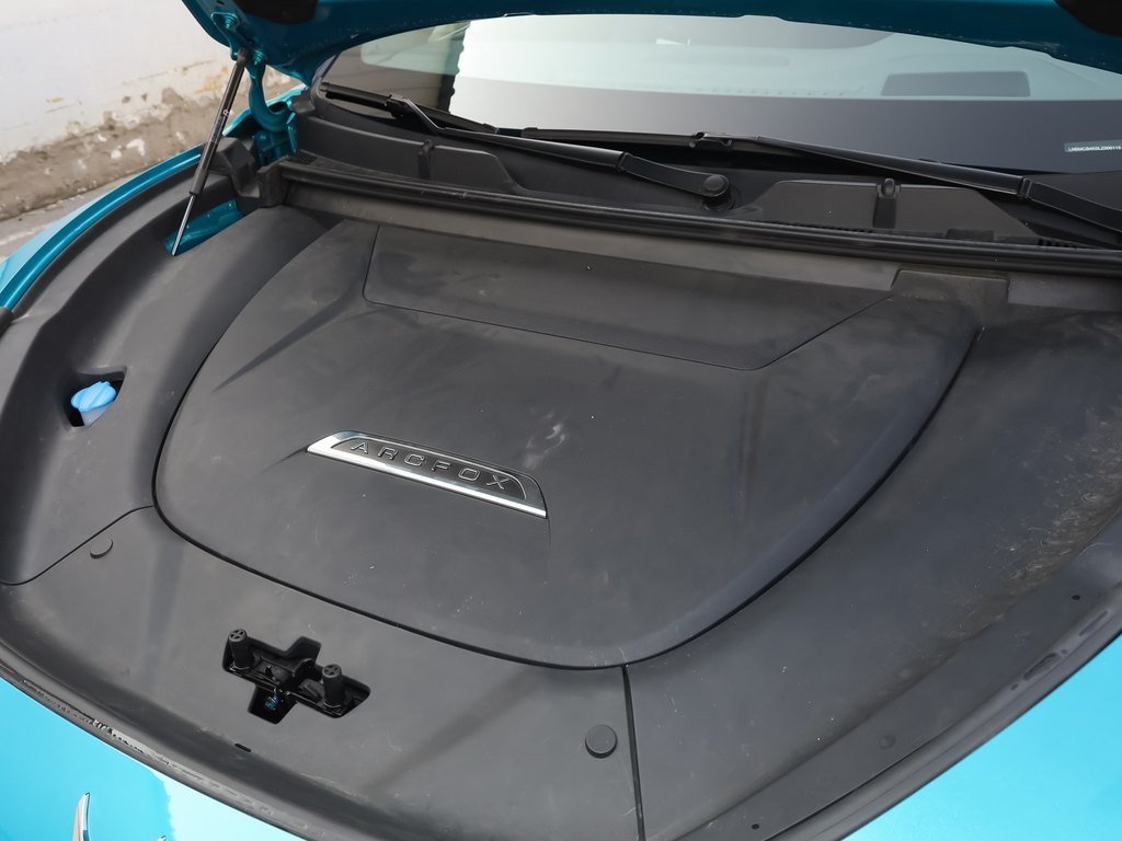 新生代的对决：零跑C11对比ARCFOX αT