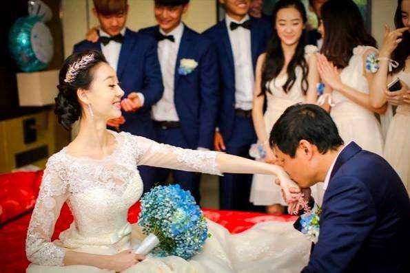 范志毅三婚妻子近照曝光,长相甜美身材高挑,与大17岁老公似父女