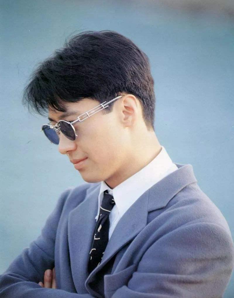 20岁时黎明背着家人参加选秀比赛,并取得前三的好成绩,从此进入了娱乐