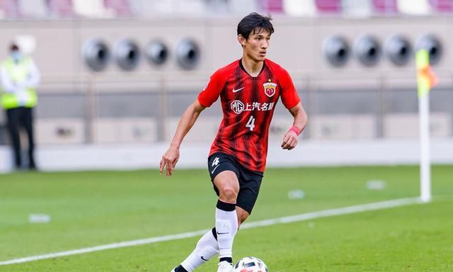 王燊超亚冠上演世界级停球,小罗见了也得自叹不如,谁还敢嘲笑他