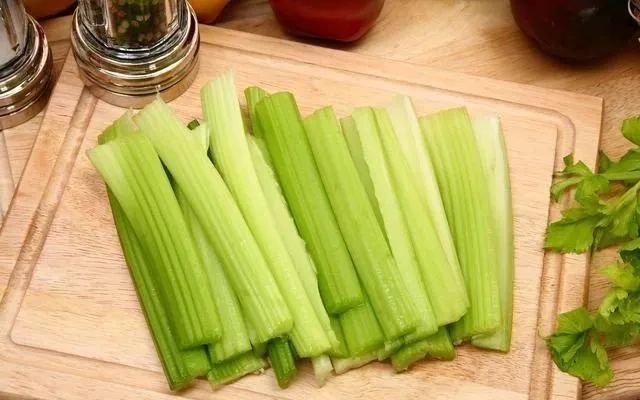 1,芹菜芹菜不仅是降血压的"高手",对高尿酸也是有很好的作用.