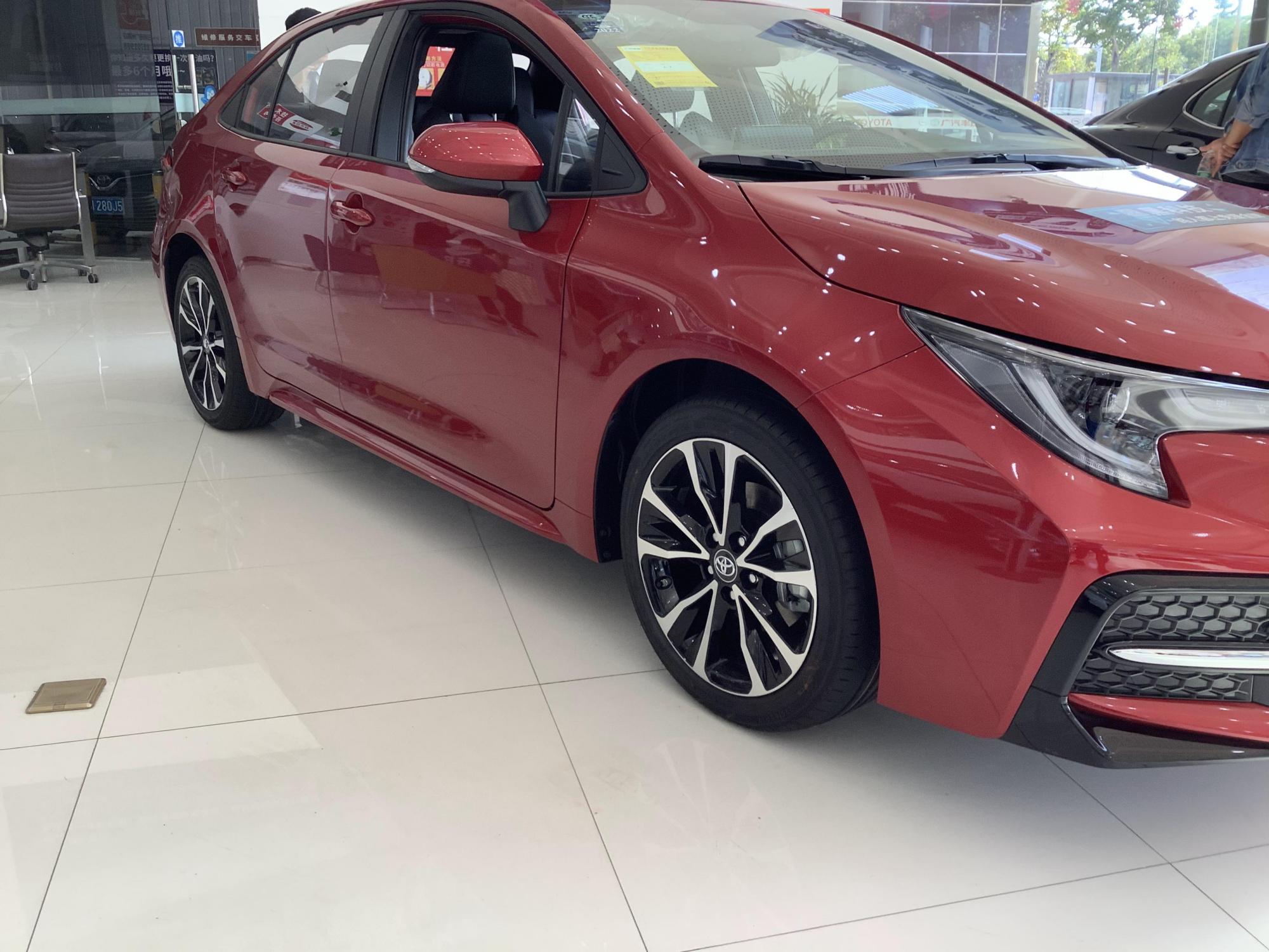 2021款丰田雷凌到店珊瑚红很大气配远程启动定速巡航