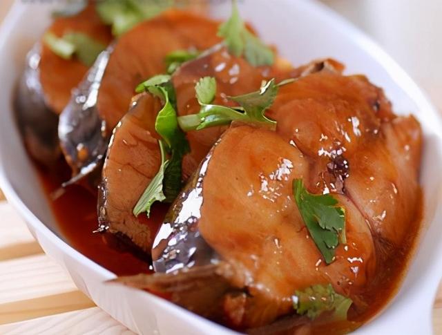 家常下饭菜:红烧鲅鱼,春季杂锦菜,五香卷