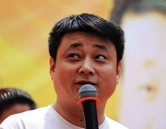 还记得山东卫视的小么哥吗?迎娶著名美女主持,如今45岁模样未变