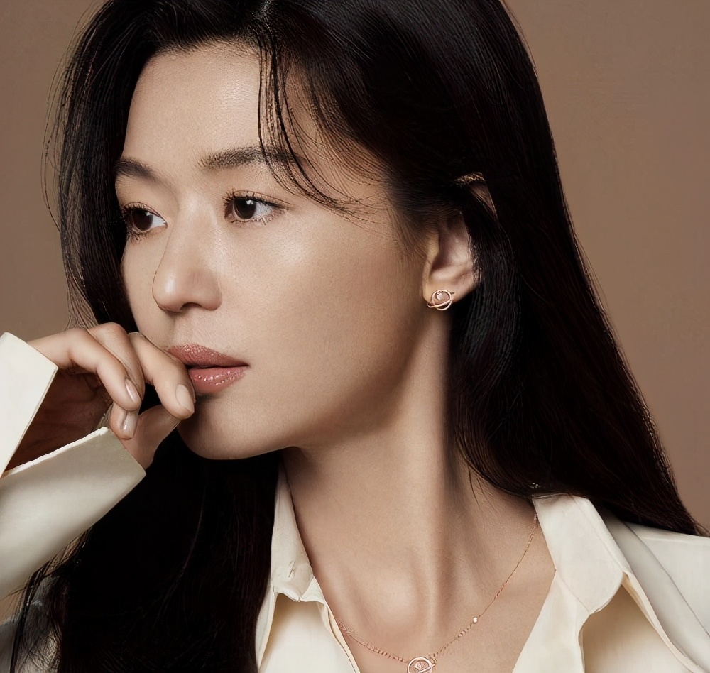 全智贤最新画报曝光,演绎不同造型的女神,颜值状态也太好了吧