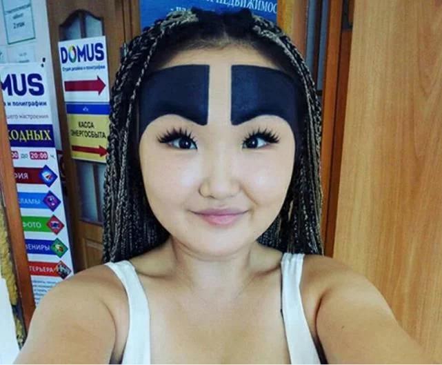 当年痴迷"粗眉"的女孩,眉毛宽占了半个额头,如今她怎么样了