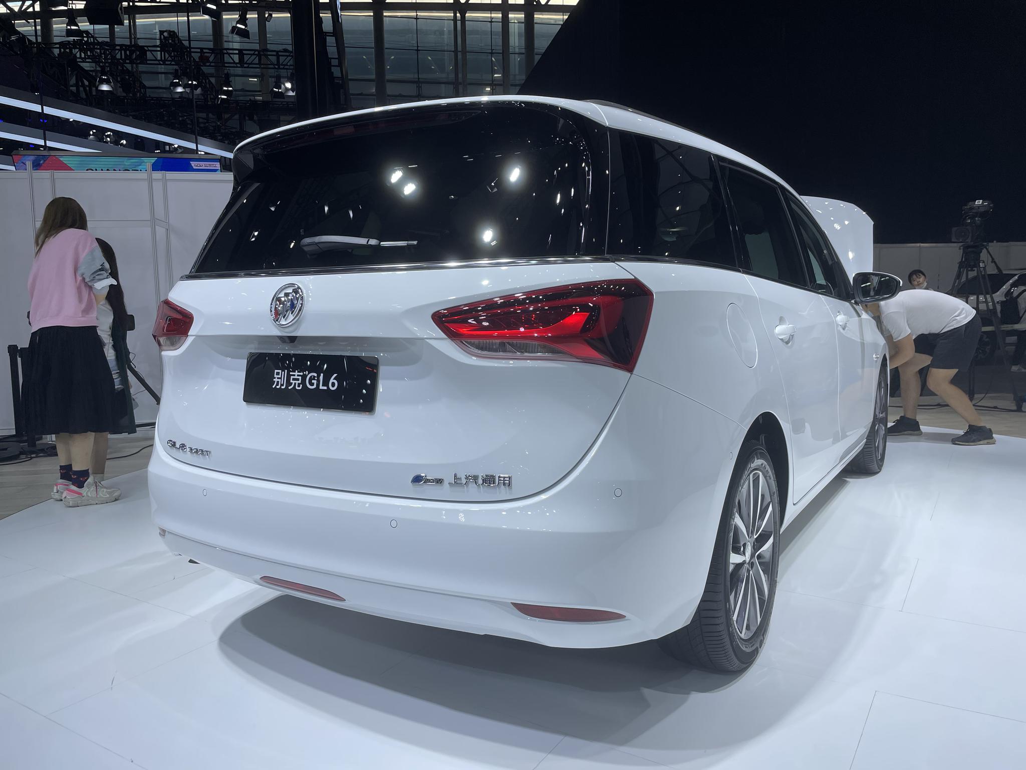 外观方面,2021款gl6在延续别克家