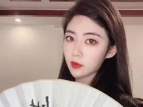 美女唐婉芸"豪横"秀书法,小楷隽秀,榜书大气,行书洒脱飘逸