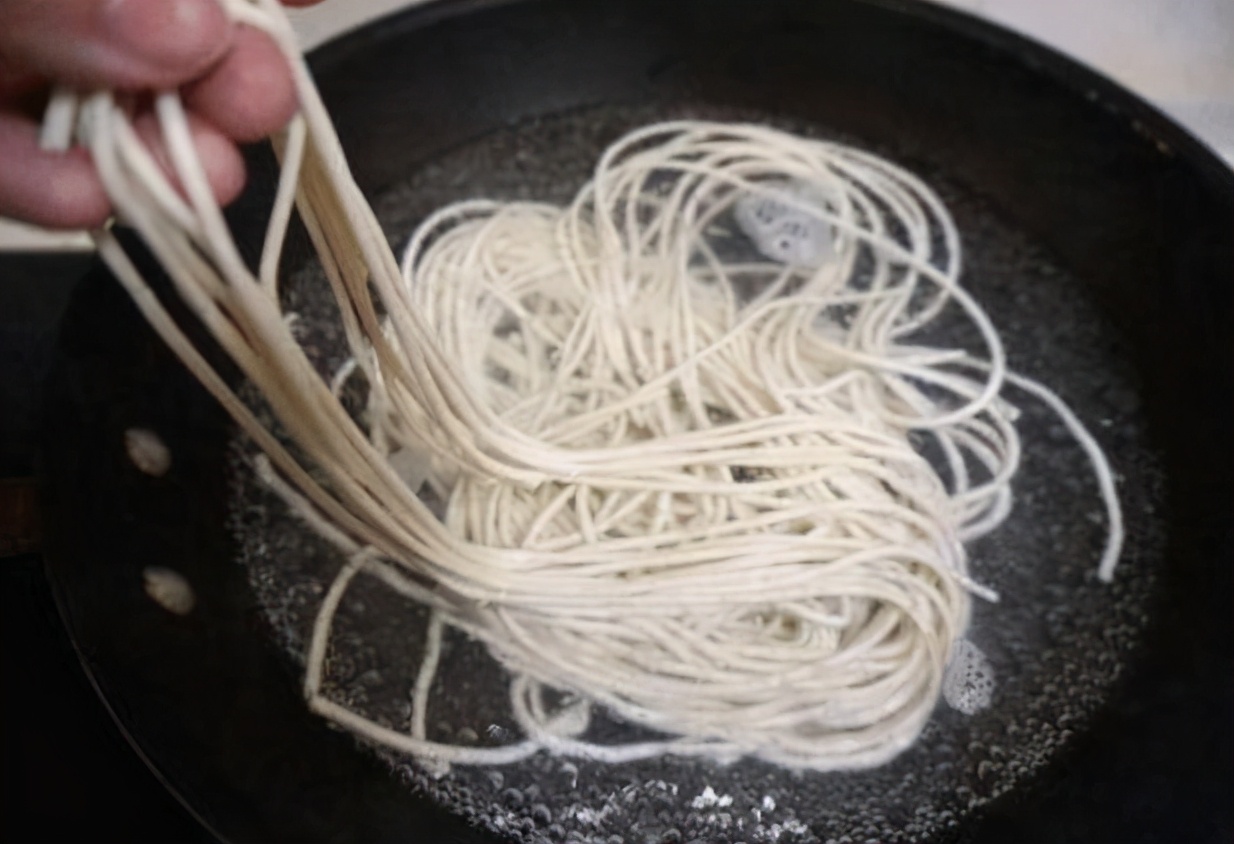 煮面条,开水下锅是错的!白案师傅:做好3步,啥面条都爽滑筋道
