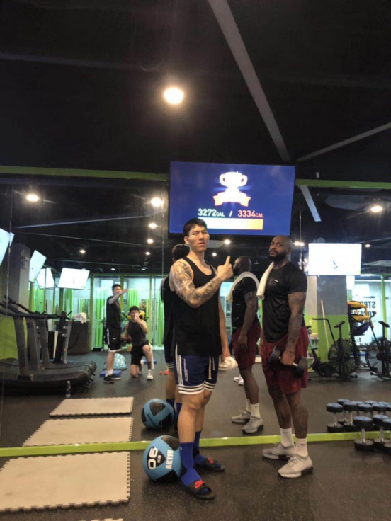 铁牛张鸿林无缘cba收入仍很棒女友颜值高站在他身边小鸟依人