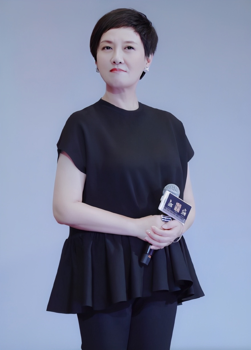 张国立夫妇久违同框,紧搂娇妻秀恩爱,63岁邓婕穿渔网裙显气质