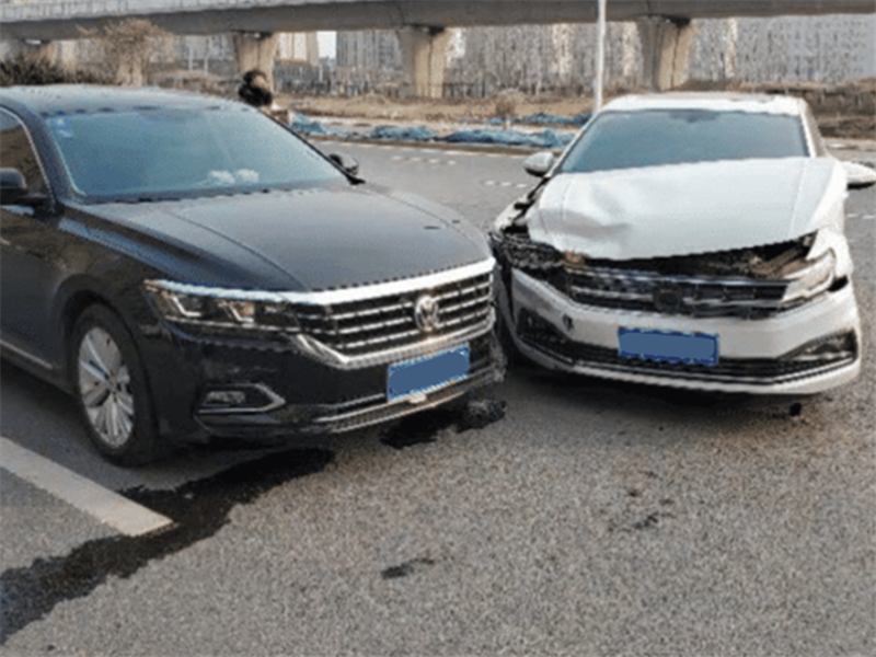 大众帕萨特追尾宝来,看到车损后,网友:帕萨特这次是真争气了!