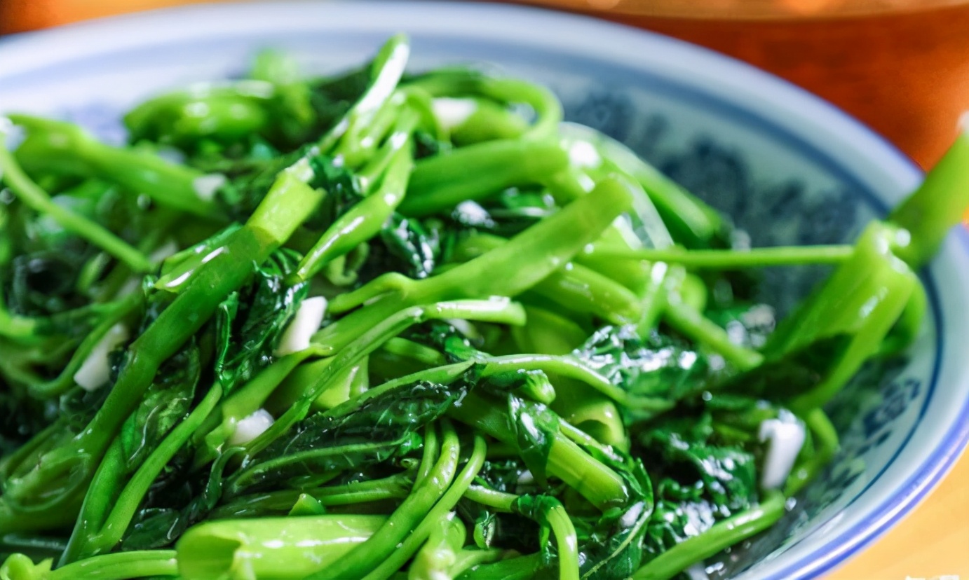 炒青菜,别直接下锅!大厨教你2个技巧,青菜翠绿又脆嫩,不出水