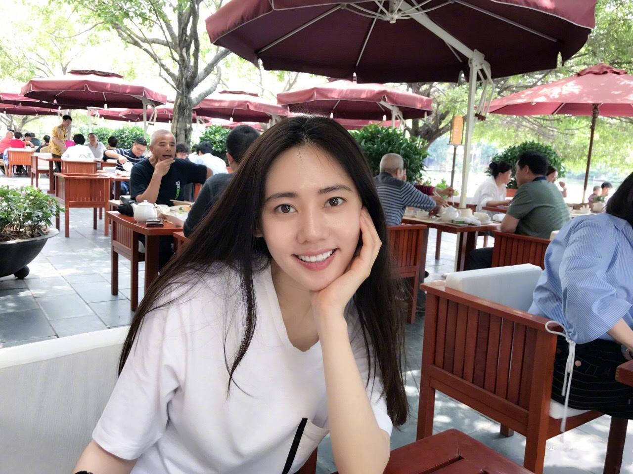 秋瓷炫久违晒近照,脸颊消瘦眼窝凹陷,返韩发展后状态好憔悴