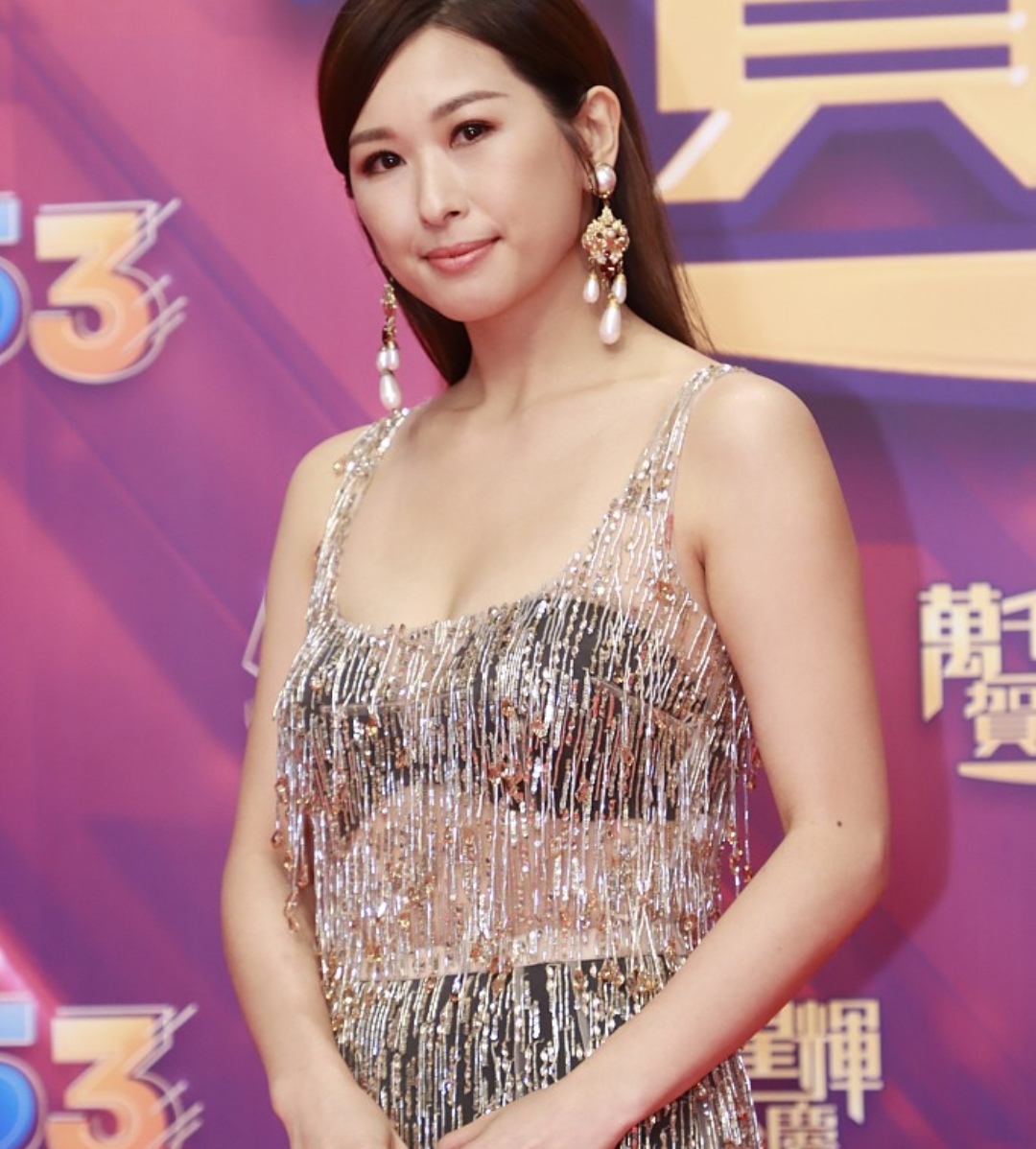 红毯上女明星们的造型各有心机,大秀好身材,梁小玲的女儿赵希洛一身