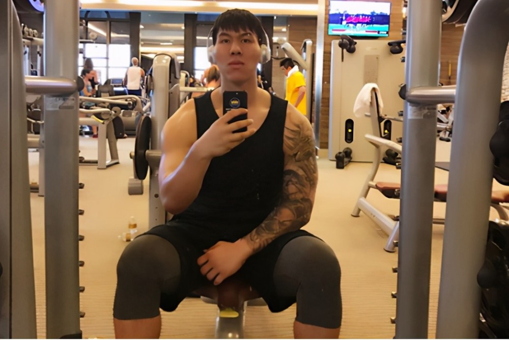 铁牛张鸿林无缘cba收入仍很棒女友颜值高站在他身边小鸟依人