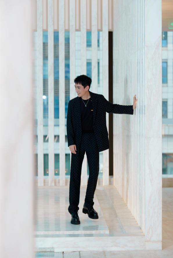 朱一龙拍摄时尚大片穿灰色印花卫衣配休闲长裤简约清爽