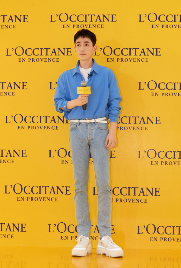 朱一龙拍摄时尚大片穿灰色印花卫衣配休闲长裤简约清爽