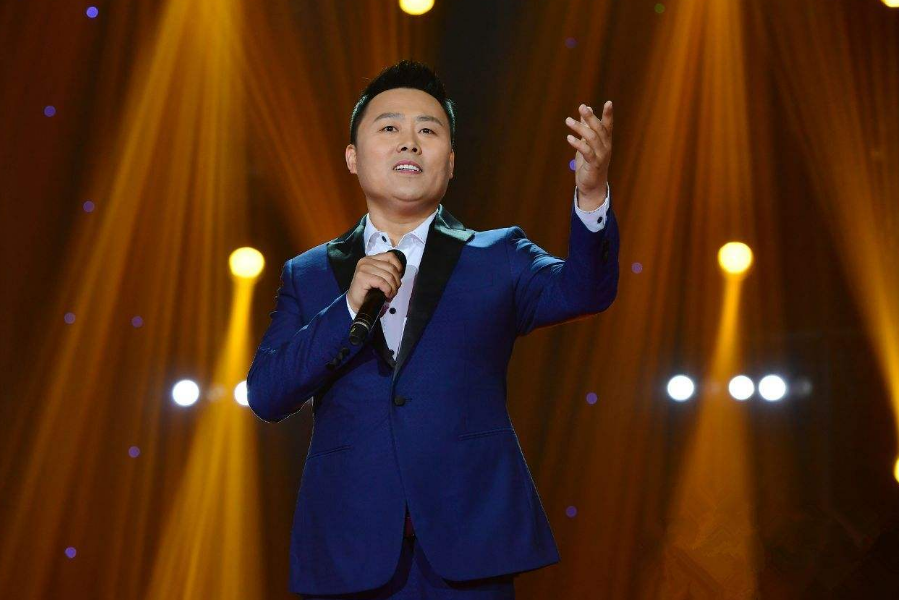 在毕福剑手上走红,热度曾高过朱之文,如今低调公演不收费