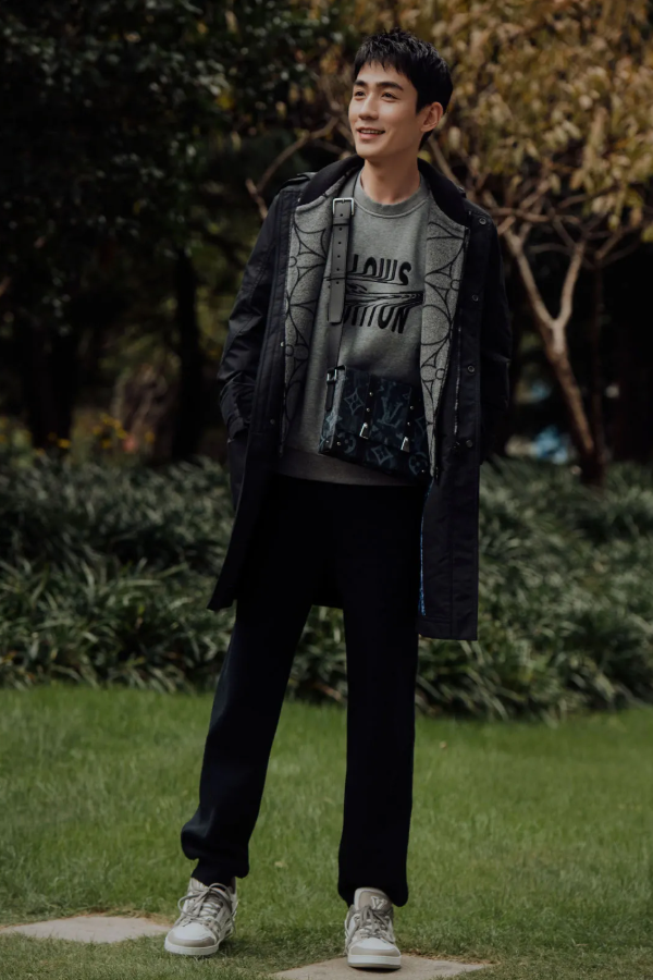 朱一龙拍摄时尚大片穿灰色印花卫衣配休闲长裤简约清爽