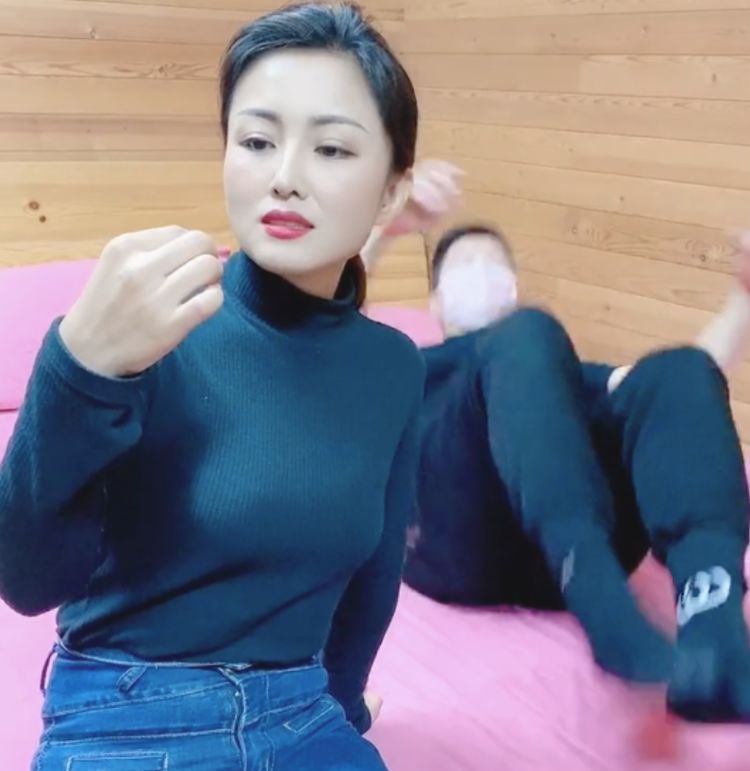 赵本山弟子与老婆同框张可身材火辣力压沈春阳成最漂亮女弟子