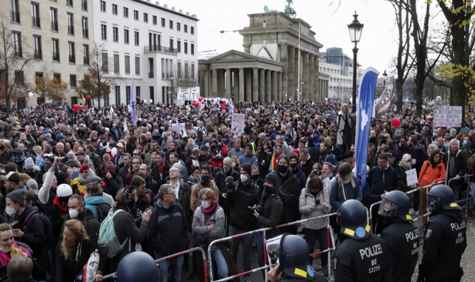 美国又要挑事了?德国首都爆发大规模混乱,抗议者要求默克尔下台休闲区蓝鸢梦想 - Www.slyday.coM 美国又要挑事了?德国首都爆发大规模混乱,抗议者要求默克尔下台休闲区蓝鸢梦想 - Www.slyday.coM