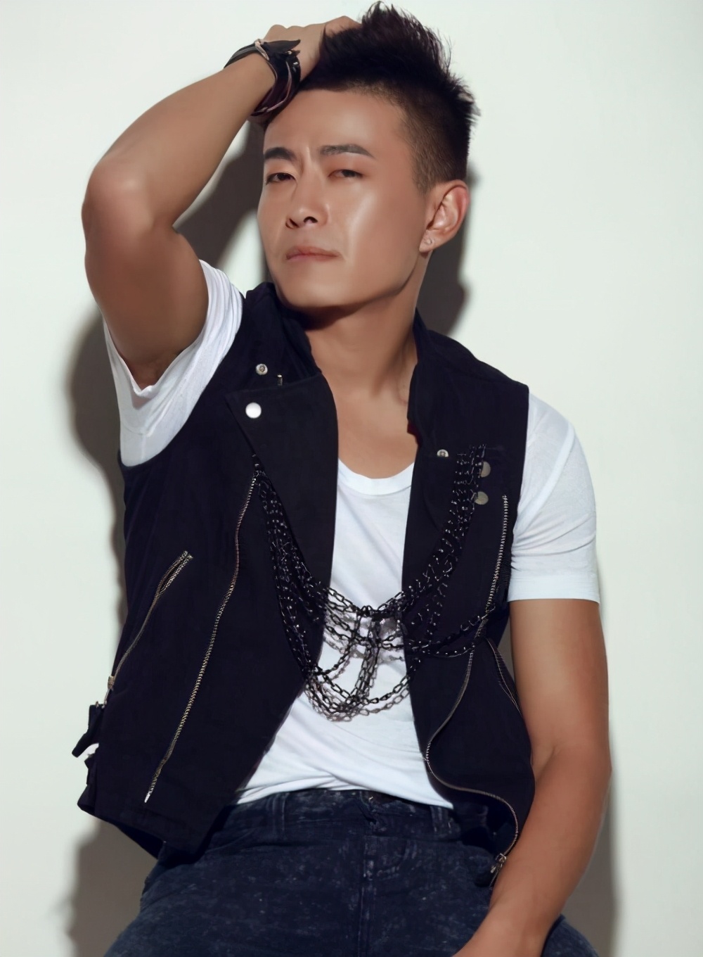 李槐龙一个帅气有魅力的男人用自己的能力完成每次表演