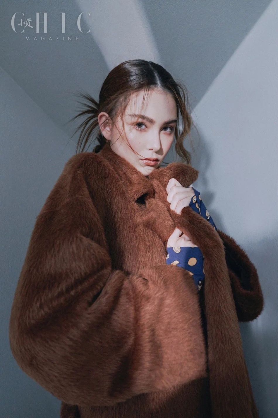 昆凌顶着随性半马尾半披发,眼神深邃冷艳氛围感十足