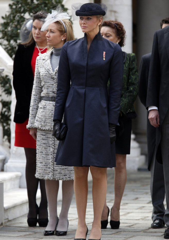 夏琳王妃头戴贝雷帽很洋气,龙凤胎儿子比女儿高,新全家福很有爱