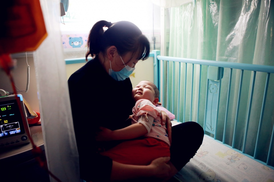 5岁儿子不幸夭折，10年后3岁女儿又遭厄运，妈妈绝望：救救我孩子休闲区蓝鸢梦想 - Www.slyday.coM