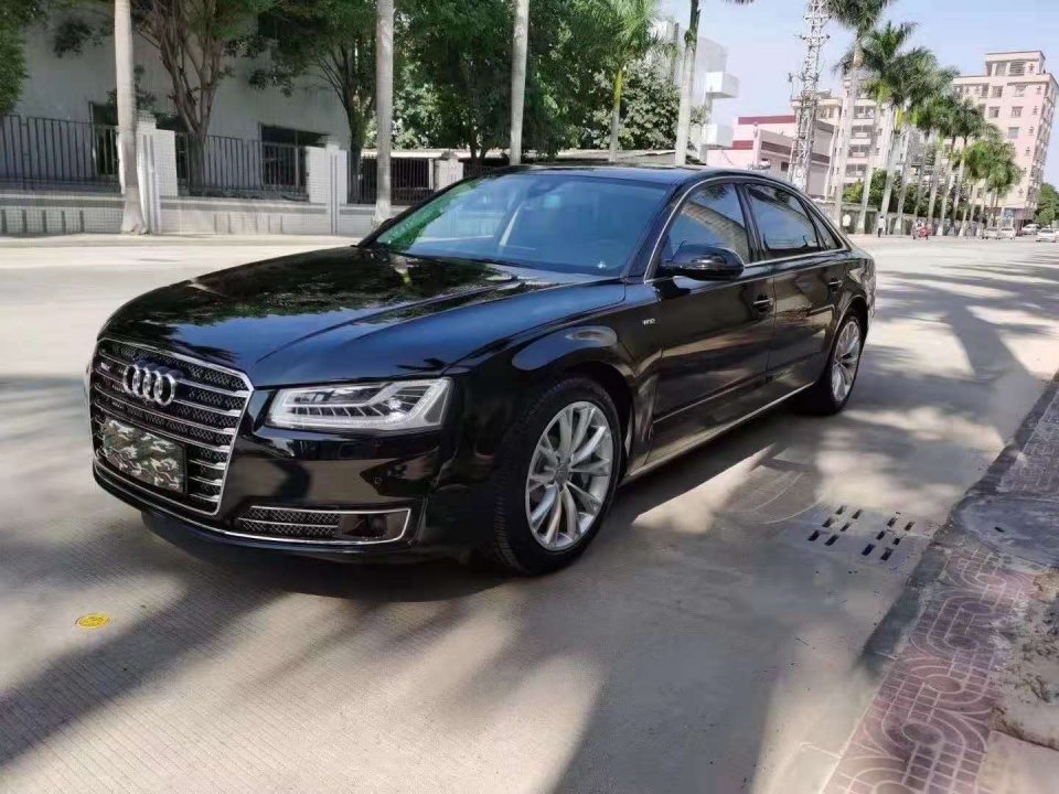 2017款准新奥迪a8售价32.8万,顶配商务家用两不误