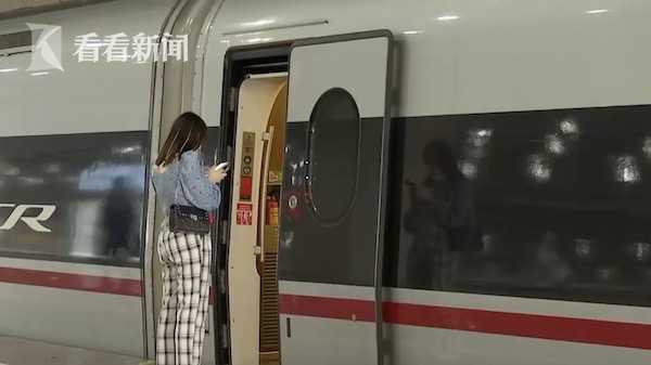 视频拍车门追高铁男子下车解闷却错过上车时间