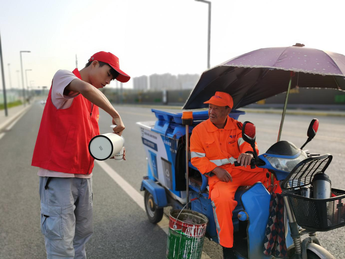 中建五局青年志愿者为一线环卫工人送温暖