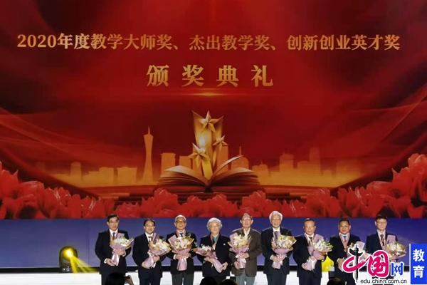 正文  2020年新冠疫情期间,天津中医药大学校长张伯礼指导全国中西医