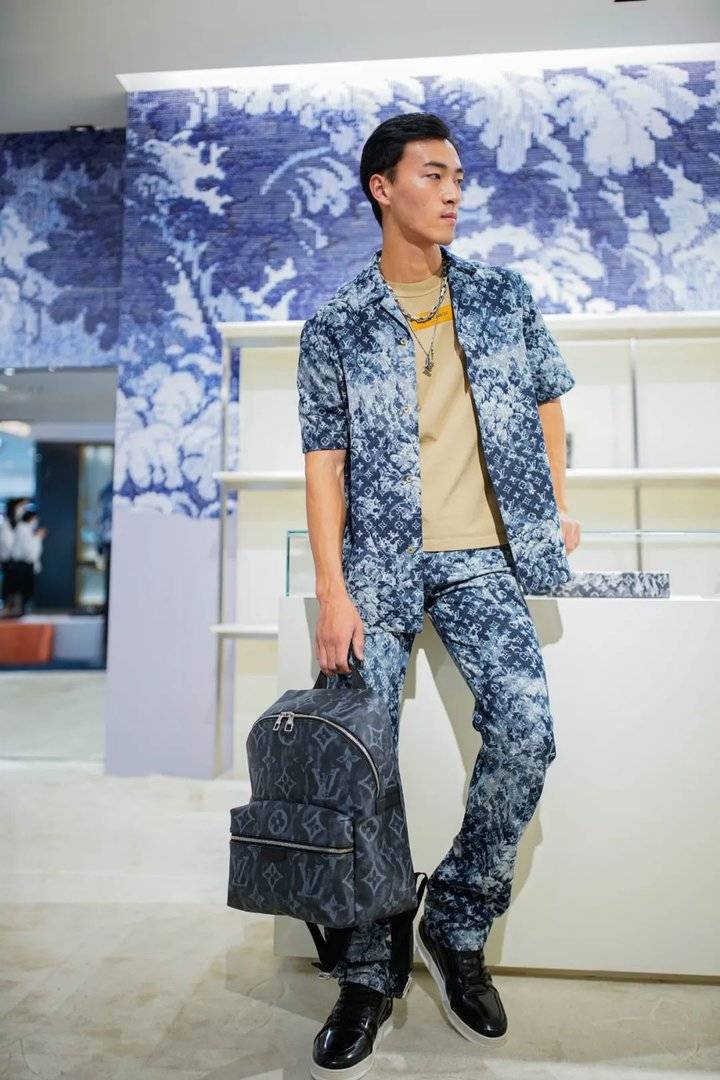 以路易威登经典标识与抽象花卉图案碰撞,诠释了lv的"cozy boy "风格