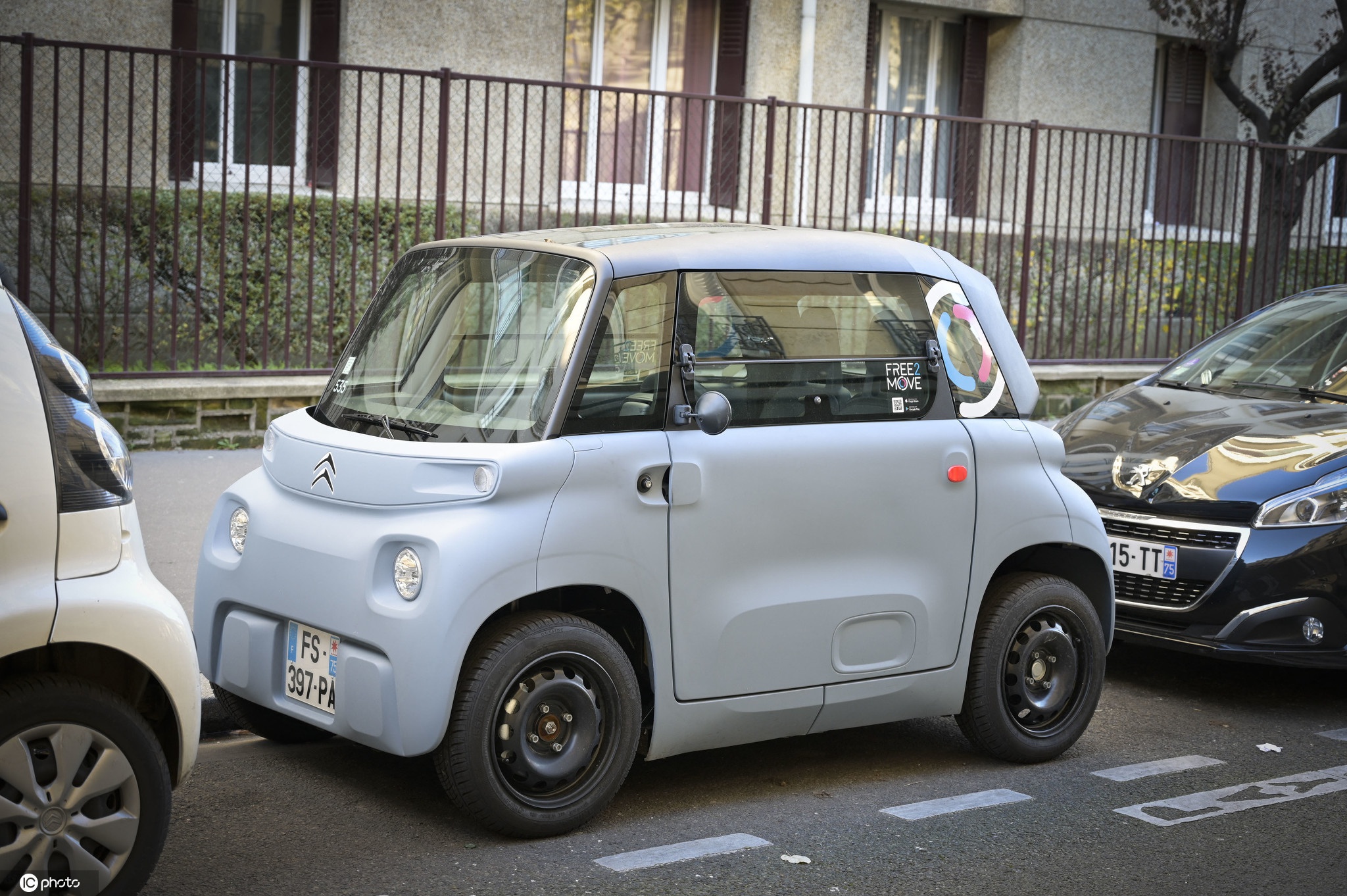 地时间2020年11月18日,法国巴黎,雪铁龙纯电动车型ami在巴黎上路.