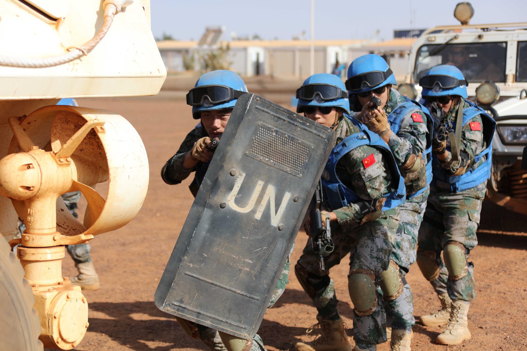 中国维和部队竟用一场演习一名中国军人一枪技压全场,重重危机之下