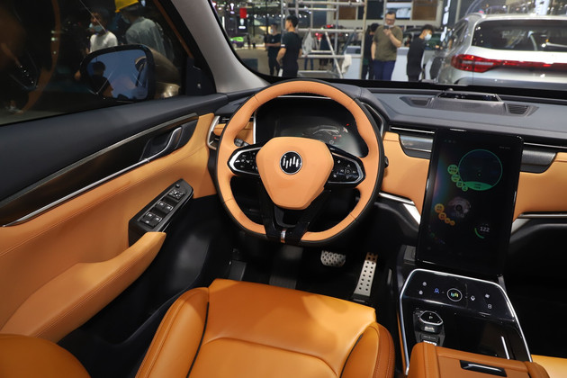 内饰方面,威马ex6 plus星辉版的内饰造型与普通版车型保持高度一致,但