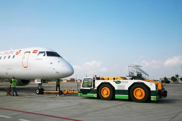 别看航母飞机牵引车小,作用可大的呢,印度用拖拉机的可太奇葩了
